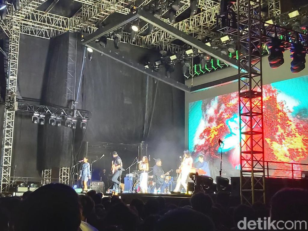 Menikmati Barasuara yang Jadi Band Pembuka Konser The 1975 Menikmati Barasuara yang Jadi Band Pembuka Konser The 1975