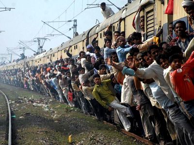 Ngeri! Naik Kereta di India Sampai Begini