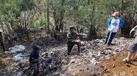 TNI dan Warga Gotong Royong Bersihkan Gunung Sampah di Cilebut Bogor