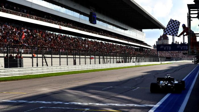 JUDI ONLINE Lewis Hamilton menjuarai GP Rusia. (Foto: Mark Thompson / Getty Images)