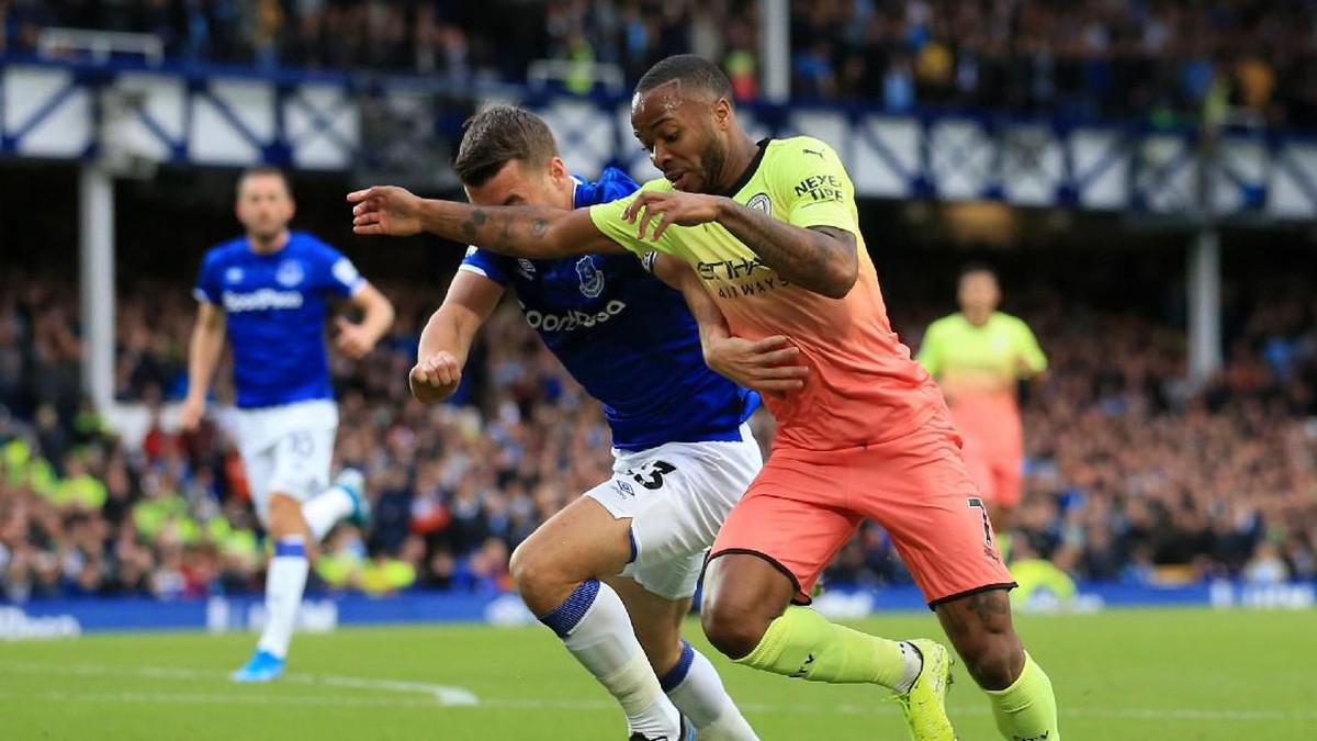 Link live streaming Everton vs Man City dini hari ini. (Foto: Jon Super/REUTERS)