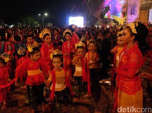 Foto: 17.857 Penari Goyang Karawang Pecahkan Rekor MURI Foto: 17.857 Penari Goyang Karawang Pecahkan Rekor MURI