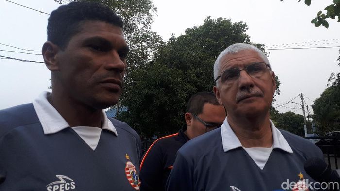 Edson Araujo Tavares tak mendampingi Persija Jakarta latihan. (Foto: Mercy Raya/detikcom) Edson Araujo Tavares tak mendampingi Persija Jakarta latihan. (Foto: Mercy Raya/detikcom)