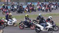 Momen Parade Ratusan Bikers Keliling Sirkuit Sentul