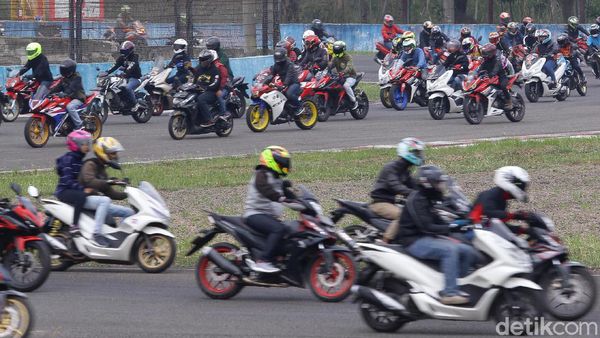 Momen Parade Ratusan Bikers Keliling Sirkuit Sentul
