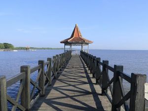 5 Alasan Kamu Harus Mampir ke Pantai Bentar