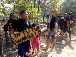 Diduga Untuk Membuang  Limbah, Warga Tutup Saluran Pembuangan Home Industry