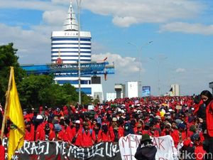 Tolak UU KPK, Mahasiswa Unhas Merahkan Jalanan