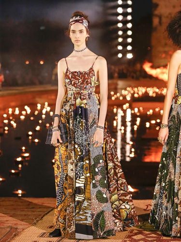 Fakta Sebenarnya Baju Bae Suzy di Paris Fashion Week yang Dikira Batik