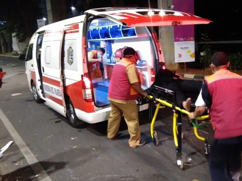Ambulans DKI Masuk ke Zona Demo Ricuh, Angkut Polisi yang Terluka Ambulans DKI Masuk ke Zona Demo Ricuh, Angkut Polisi yang Terluka