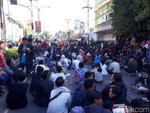 Suasana Massa Aksi #GejayanMemanggil2 Padati Pertigaan Colombo Suasana Massa Aksi #GejayanMemanggil2 Padati Pertigaan Colombo