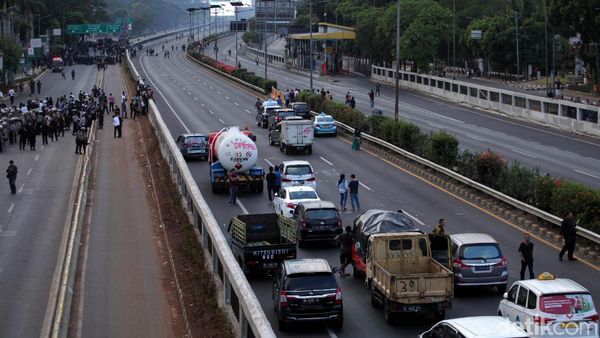 Ada Demo di Kawasan DPR, Tol Dalam Kota Lumpuh