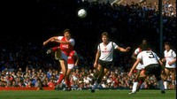 Norman Whiteside (tengah) adalah gelandang serang MU yang punya rekam jejak buruk di mata Arsenal. Dia kerap main kasar tanpa dapat kartu kuning. (Foto: Simon Bruty/Allsport)