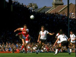 Norman Whiteside (tengah) adalah gelandang serang MU yang punya rekam jejak buruk di mata Arsenal. Dia kerap main kasar tanpa dapat kartu kuning. (Foto: Simon Bruty/Allsport)