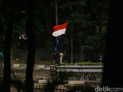 Saksi Lihat Demonstran Pembawa Bendera Lempari Batu ke Petugas