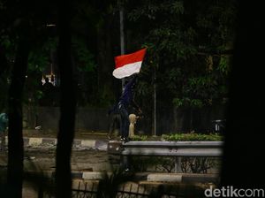 Saksi Lihat Demonstran Pembawa Bendera Lempari Batu ke Petugas Saksi Lihat Demonstran Pembawa Bendera Lempari Batu ke Petugas