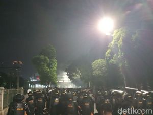 Makin Panas! Massa di Jl Tentara Pelajar Lempari Polisi dengan Batu