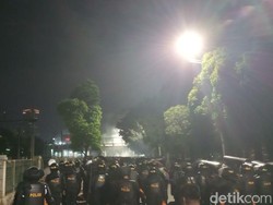 Makin Panas! Massa di Jl Tentara Pelajar Lempari Polisi dengan Batu