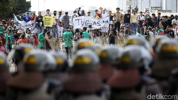 Mahasiswa dan Pelajar Kembali Geruduk DPR