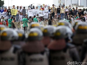 Mahasiswa dan Pelajar Kembali Geruduk DPR