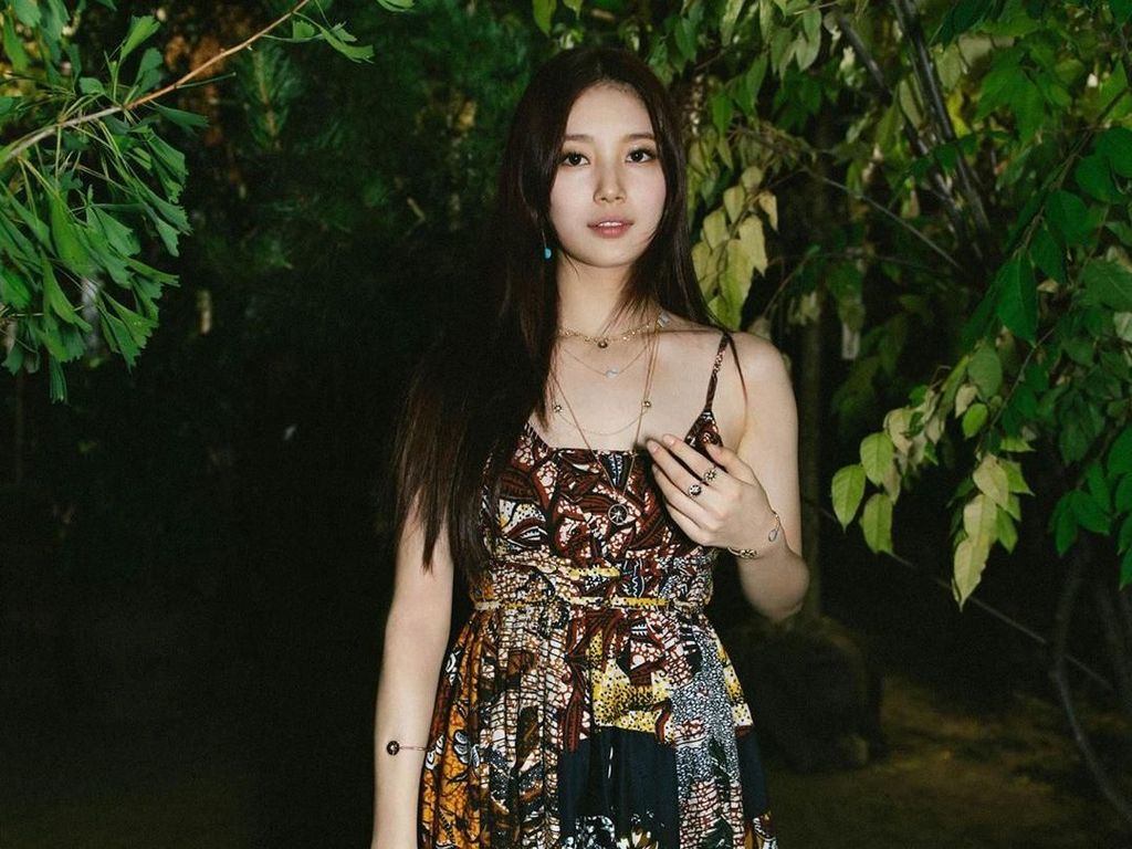 Fakta Sebenarnya Baju Bae Suzy di Paris Fashion Week yang Dikira Batik Fakta Sebenarnya Baju Bae Suzy di Paris Fashion Week yang Dikira Batik