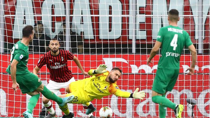 AC Milan tidak tampil sebagai sebuah tim saat digebuk Fiorentina 3-1 (Marco Luzzani/Getty Images)