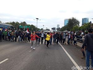 Usir Pelajar Keluar dari Tol Dalkot, Mahasiswa Bikin Barikade