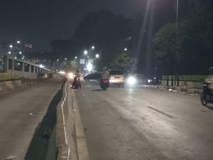 Pengendara Nekat Lewat Zona Ricuh Arah Slipi, Polisi Minta Putar Balik