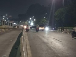 Pengendara Nekat Lewat Zona Ricuh Arah Slipi, Polisi Minta Putar Balik