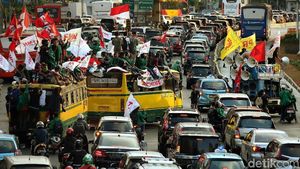 Naik Bus Kota, Pendemo Nekat Terobos Jalur TransJ di Sudirman