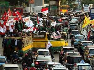 Naik Bus Kota, Pendemo Nekat Terobos Jalur TransJ di Sudirman