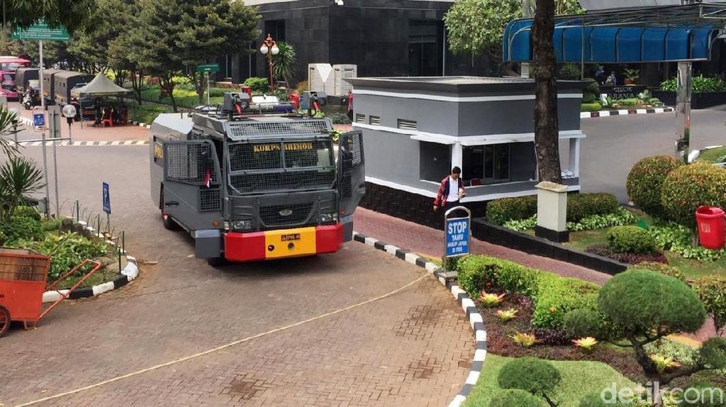 Brimob hingga Water Cannon Kawal Demo di Kantor Sri Mulyani