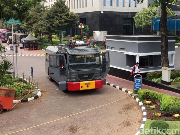 Brimob hingga Water Cannon Kawal Demo di Kantor Sri Mulyani