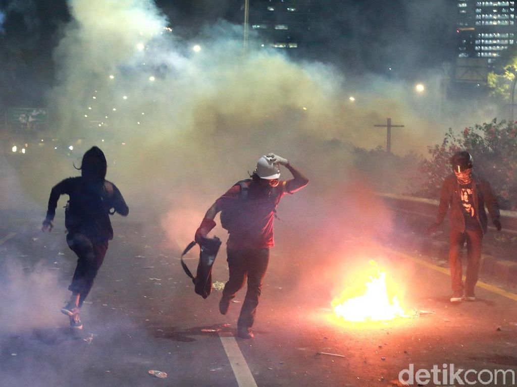 Niat Tolong Korban, Petugas Medis Malah Kena Gas Air Mata Saat Aksi Demo