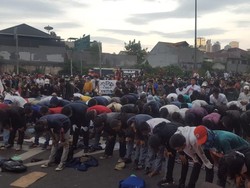 Mahasiswa yang Demo di DPR Salat Berjemaah di Tol Dalam Kota