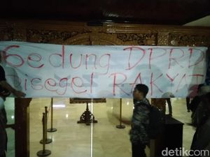 Massa #SemarangMelawan Segel Gedung DPRD Jateng Massa #SemarangMelawan Segel Gedung DPRD Jateng