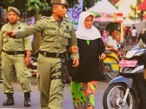 Senja Menyapa.  Kumulai Kerja Dengan Menolong Orang Tua