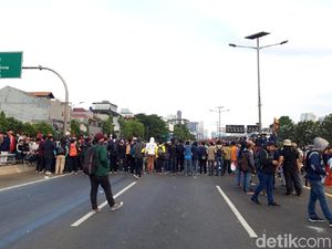 Massa Merangsek ke Tol Dalam Kota, Lalin Kedua Arah Lumpuh