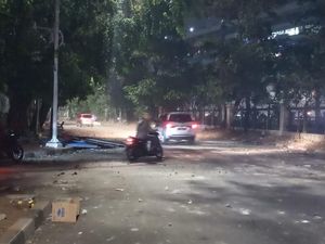 Massa Bubar, Jalan Palmerah Timur Belakang DPR Kembali Dibuka Massa Bubar, Jalan Palmerah Timur Belakang DPR Kembali Dibuka