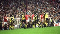 Perkelahian terjadi di lapangan antara pemain Arsenal dan Manchester United di Old Trafford pada 20 Oktober 1990. (Foto: Russell Cheyne/Allsport)
