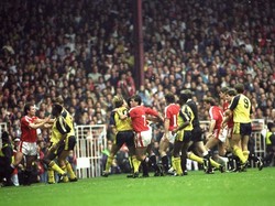 Perkelahian terjadi di lapangan antara pemain Arsenal dan Manchester United di Old Trafford pada 20 Oktober 1990. (Foto: Russell Cheyne/Allsport)