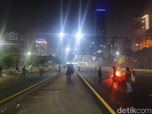 Makin Ricuh! Massa Bakar Pembatas Jalan di Depan LIPI Makin Ricuh! Massa Bakar Pembatas Jalan di Depan LIPI