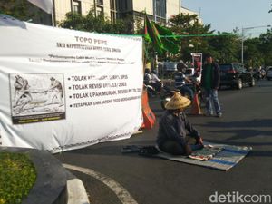 Ada Pria Bertapa di Tengah Jalan dalam Aksi #SemarangMelawan Ada Pria Bertapa di Tengah Jalan dalam Aksi #SemarangMelawan