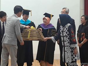Rektor Tongmyong University di Korsel Kagum Permainan Angklung Risma Rektor Tongmyong University di Korsel Kagum Permainan Angklung Risma