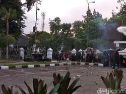 Memanas! Demonstran Bandung Lempar Batu, Polisi Tembakkan Gas Air Mata