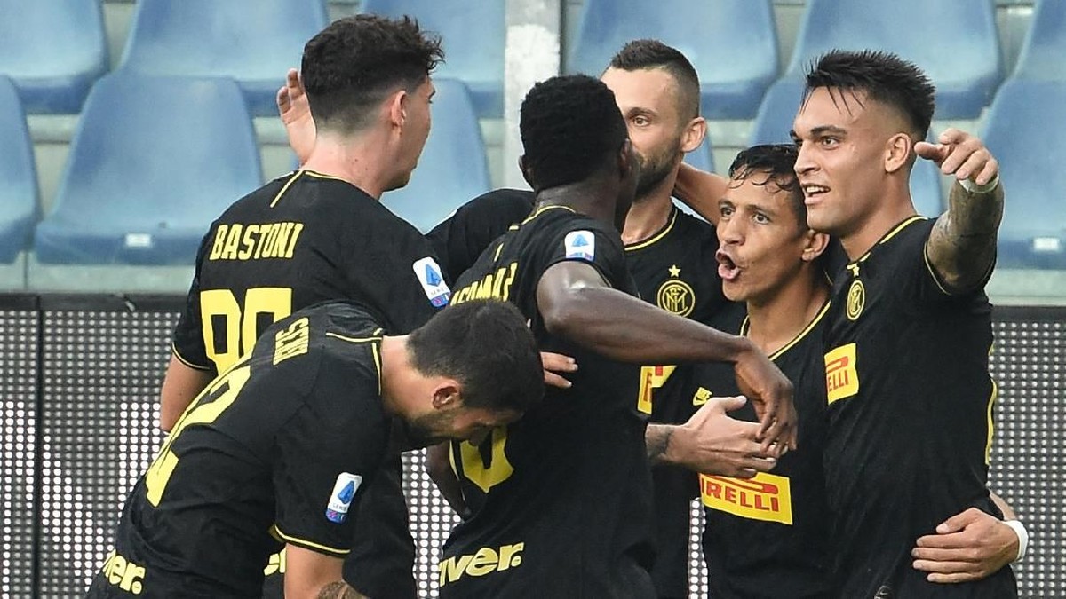 Inter Milan akan tandang ke markas Barcelona di matchday 2 Liga Champions (Foto: Paolo Rattini/Getty Images)