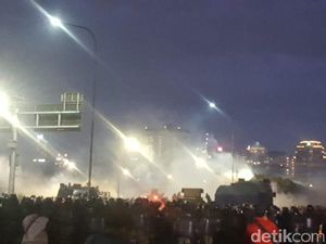 Jalan Gatot Subroto Kembali Ricuh, 1 Polisi Luka Dievakuasi