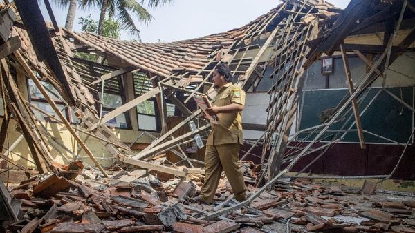 Duh, Atap Sekolah SD di Karawang Ambruk