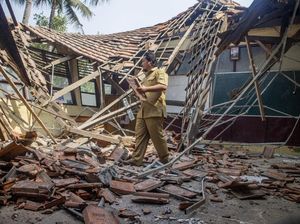 Duh, Atap Sekolah SD di Karawang Ambruk