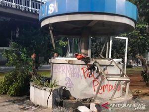 Rusuh Demo Merembet, Massa Rusak Pospol di Depan Atma Jaya Rusuh Demo Merembet, Massa Rusak Pospol di Depan Atma Jaya
